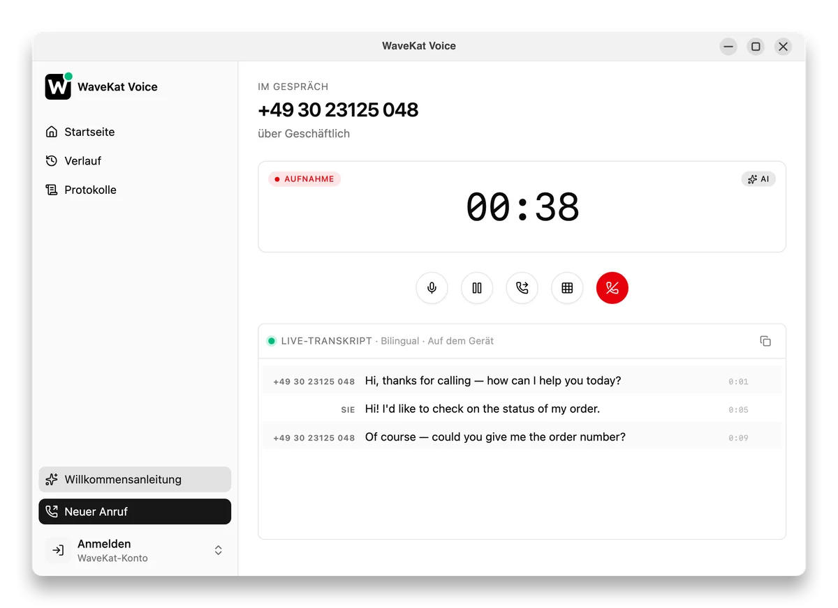 WaveKat Voice auf dem Desktop während eines laufenden Anrufs — das Wählfeld und die Anrufsteuerung, mit dem Live-Transkript, das daneben mitläuft.
